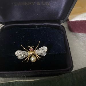 Art deco bee pin broach. Emerald eyes.10 diamonds on wings, pearl finish.